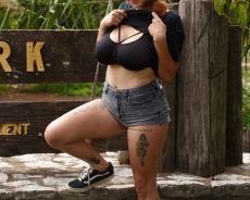 Kelsey femme exhib rouquine chaude à gros lolos naturels